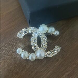 CHANEL Gold-Tone Pearl & Crystal CC Logo Brooch - White Pearls